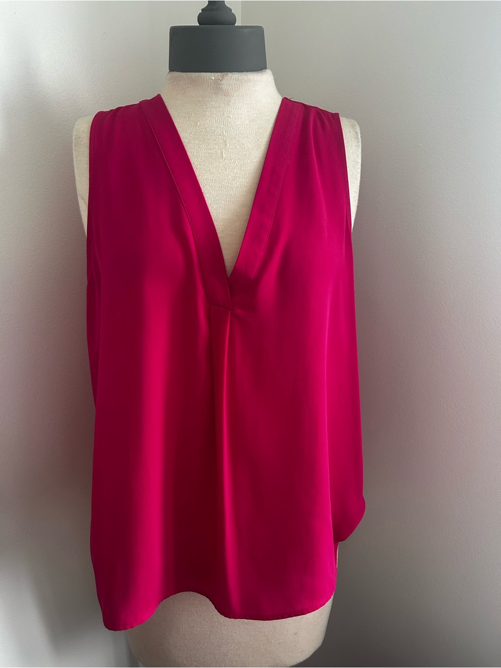 Forever 21 Sleeveless V-Neck Camisole in Fuchsia